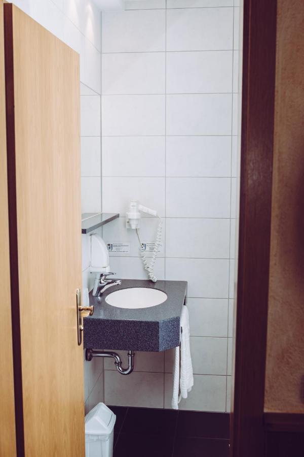 Gasthof Zur Bruecke Kaufering Bagian luar foto